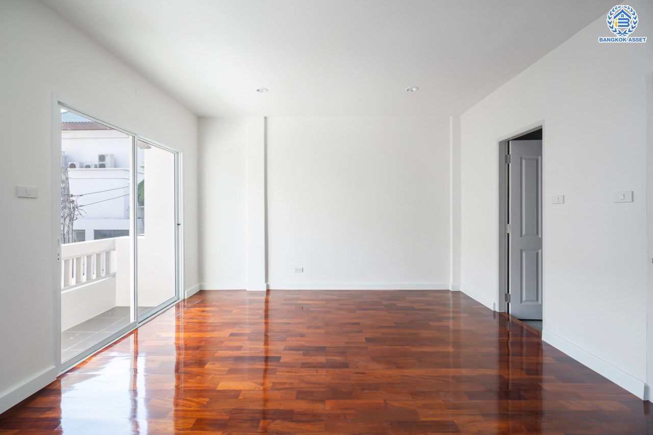 บ้านมือสองตกแต่งใหม่ ทำเลใจกลางเมือง ม.พาร์ค แกลเลอรี่ ประชาชื่น ทาวน์โฮม 3 ชั้น เนื้อที่ 22.5 ตร.ว. ฟังก์ชัน 3 ห้องนอน 3 ห้องน้ำ 2 ที่จอดรถ บนทำเลเดินทางสะดวก เชื่อมต่อหลายเส้นทาง ใกล้เดอะมอลล์งามวงศ์วาน เซ็นทรัลแจ้งวัฒนะ ทางด่วน "งามวงศ์วาน"